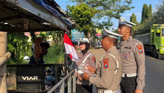 Polres Probolinggo bagikan bendera Merah Putih ke pengendara