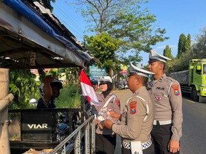 Jelang HUT RI, Ribuan Bendera Merah Putih Dibagikan Polres Probolinggo