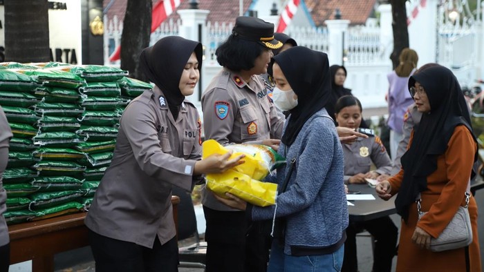 Polresta Solo menggelar Gerakan Pangan Murah di Car Free Day, Jalan Slamet Riyadi, Kecamatan Purwosari, Kota Solo, Minggu (10/8/2025).