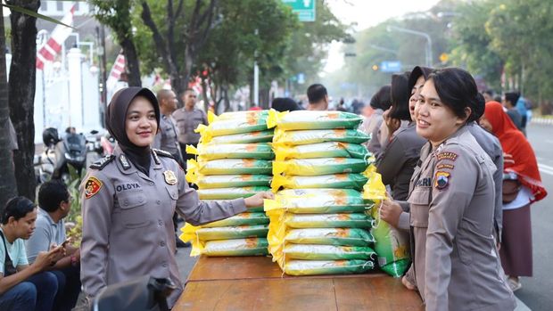 Polresta Solo menggelar Gerakan Pangan Murah di Car Free Day, Jalan Slamet Riyadi, Kecamatan Purwosari, Kota Solo, Minggu (10/8/2025).