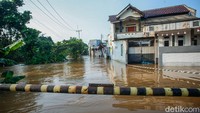 Sebab hingga Minggu pagi banjir pun tak kunjung usai.