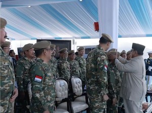Momen Prabowo Rapikan Baret Cak Imin di Upacara Gelar Pasukan Batujajar