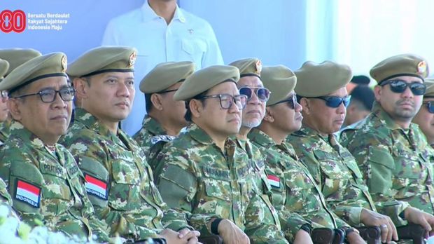 Presiden Prabowo merapikan baret Menko PM Muhaimin Iskandar (Cak Imin) di Upacara Gelar Pasukan Operasional dan Kehormatan Militer di Batujajar, Bandung. (dok Tim Media Presiden)