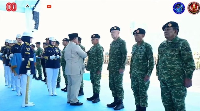 Presiden Prabowo memberikan kenaikan pangkat kehormatan