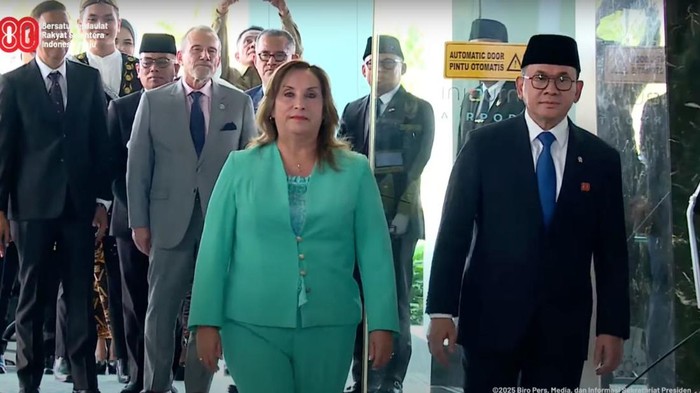 Presiden Republik Peru Dina Boluarte saat tiba di Indonesia. (YouTube/Sekretariat Presiden)