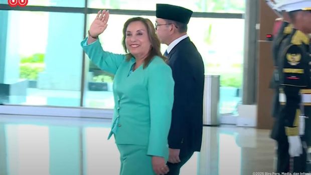 Presiden Republik Peru Dina Boluarte saat tiba di Indonesia. (YouTube/Sekretariat Presiden)