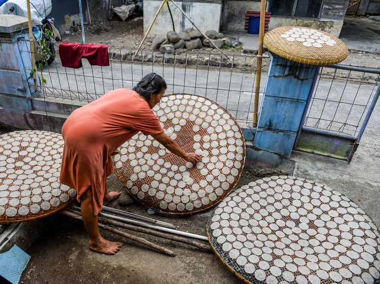 Cuaca Buruk Bikin Produksi Opak Sumedang Menurun