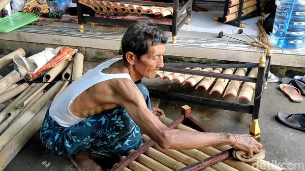 Proses perakitan potongan bambu untuk alat musik rindik bambu di Abiansemal, Badung, Minggu (10/8/2025). (Agus Eka)