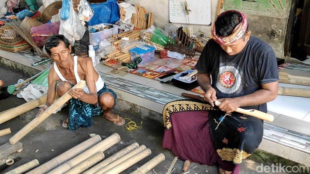 Proses perakitan potongan bambu untuk alat musik rindik bambu di Abiansemal, Badung, Minggu (10/8/2025). (Agus Eka)