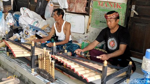 Proses perakitan potongan bambu untuk alat musik rindik bambu di Abiansemal, Badung, Minggu (10/8/2025). (Agus Eka)