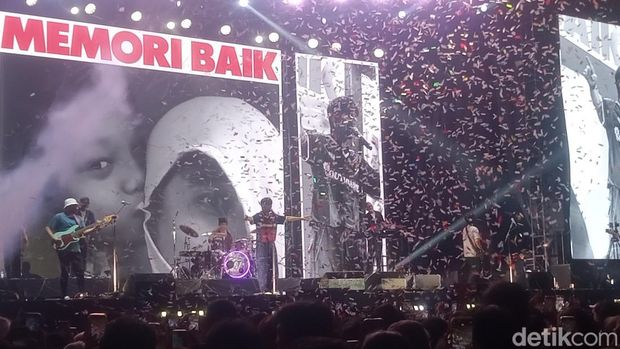 Penampilan Sheila on 7 di Rendezvous 2025 yang digelar pada Sabtu (9/8/2025) di Istora Senayan, Jakarta Pusat.
