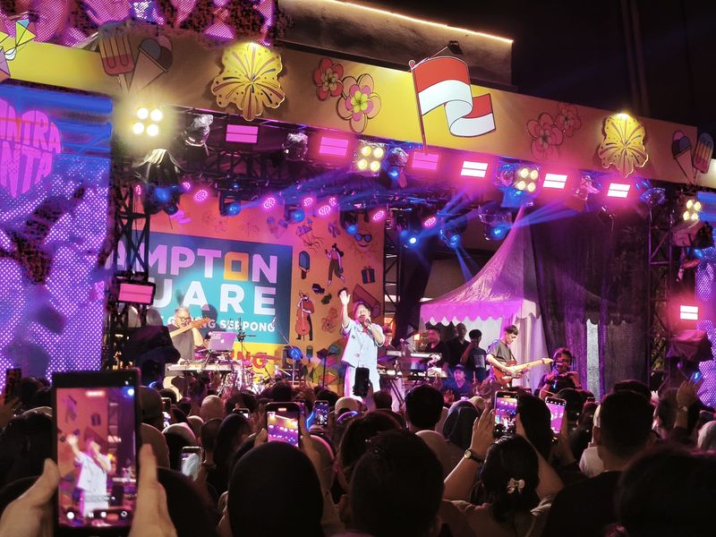 Penyanyi Rizky Febian saat manggung di Hampton Square, Gading Serpong, pada Jumat (8/8/2025) malam.
