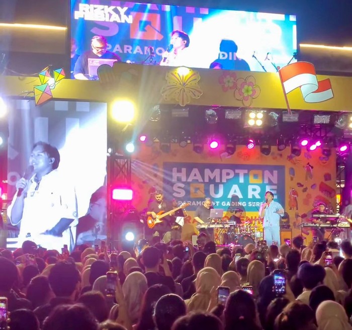 Rizky Febian Penyanyi Rizky Febian saat manggung di Hampton Square, Gading Serpong, pada Jumat (8/8/2025) malam.