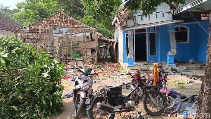 Rumah pelaku pembunuhan bocah 7 tahun di Pasuruan dirusak warga