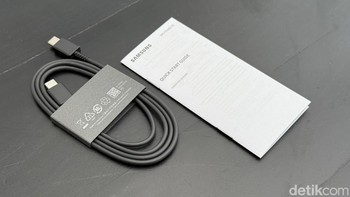 Dalam paket penjualannya diberikan kabel data dan kertas petunjuk penggunaan. Foto: Adi Fida Rahman/detikINET