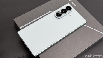 Untuk pertama kalinya dalam seri Z Fold, Galaxy Z Fold7 mengusung kamera utama 200MP, menghadirkan detail luar biasa. Kamera ini dilengkapi kamera ultra lebar 12MP dan telefoto 10MP dengan zoom optik 3X serta zoom spasial hingga 30X. Kamera selfie kini beralih dari Under Display Camera (UDC) menjadi kamera 10MP untuk hasil lebih tajam. Foto: Adi Fida Rahman/detikINET
