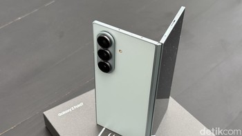 Samsung Galaxy Z Fold7 tersedia dalam beberapa konfigurasi RAM dan penyimpanan, dengan harga sebagai berikut: 12GB/256GB: Rp 28.499.000, 12GB/512GB: Rp 31.499.000, 16GB/1TB: Rp 34.999.000. Foto: Adi Fida Rahman/detikINET