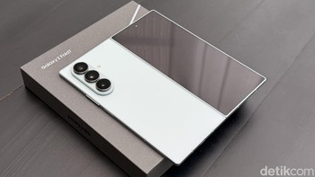 Layar cover dilindungi Corning Gorilla Glass Ceramic 2 dan bagian belakang oleh Gorilla Glass Victus 2. Rangka Aluminium Advanced Armor meningkatkan kekuatan hingga 10%. Perangkat ini juga mempertahankan rating IP48 untuk ketahanan terhadap debu dan air. Foto: Adi Fida Rahman/detikINET