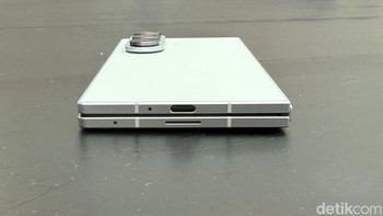 Galaxy Z Fold7 dibekali baterai 4.400mAh dengan pengisian kabel 25W, nirkabel 15W (WPC dan PMA), serta pengisian nirkabel terbalik. Kapasitas ini mendukung penggunaan intensif sehari-hari. Foto: Adi Fida Rahman/detikINET