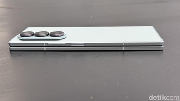 Samsung Galaxy Z Fold7 dirancang ulang untuk menawarkan kenyamanan maksimal. Dengan bobot hanya 215 gram, perangkat ini bahkan lebih ringan dari Galaxy S25 Ultra, memberikan portabilitas yang tak tertandingi. Foto: Adi Fida Rahman/detikINET