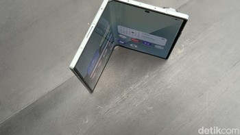 Dari segi ketebalan, Galaxy Z Fold7 hanya setebal 8,9 mm saat dilipat. Ini setara 9 kartu kredit atau debit. Sementara saat ditutup tipisnya mencapai 4,2 mm, menjadikannya yang paling tipis di lini Z Fold. Foto: Adi Fida Rahman/detikINET