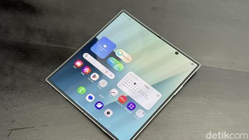 Galaxy Z Fold7 hadir dengan layar utama Infinity Flex Dynamic AMOLED 2X berukuran 8 inch, 11% lebih besar dari generasi sebelumnya, dengan refresh rate adaptif 1-120Hz untuk pengalaman visual yang mulus. Layar utama diperkuat lapisan pelat Titanium dan Kaca Ultra-Tipis (UTG) 50% lebih tebal. Foto: Adi Fida Rahman/detikINET