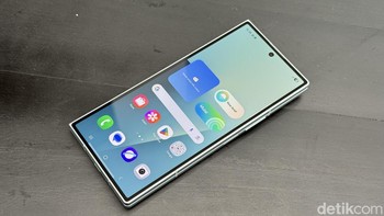 Layar cover menggunakan Dynamic AMOLED 2X FHD+ 6,5 inch dengan rasio aspek 21:9 dan refresh rate serupa, memberikan tampilan yang lebih luas dan imersif. Foto: Adi Fida Rahman/detikINET