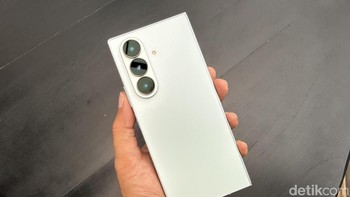Ditenagai oleh Snapdragon 8 Elite untuk Galaxy, Galaxy Z Fold7 menawarkan performa superior dibandingkan pendahulunya yang menggunakan Snapdragon 8 Gen 3. Perangkat ini tersedia dalam varian 12GB/256GB, 12GB/512GB, dan 16GB/1TB, memastikan kecepatan dan kapasitas penyimpanan yang mumpuni. Foto: Adi Fida Rahman/detikINET