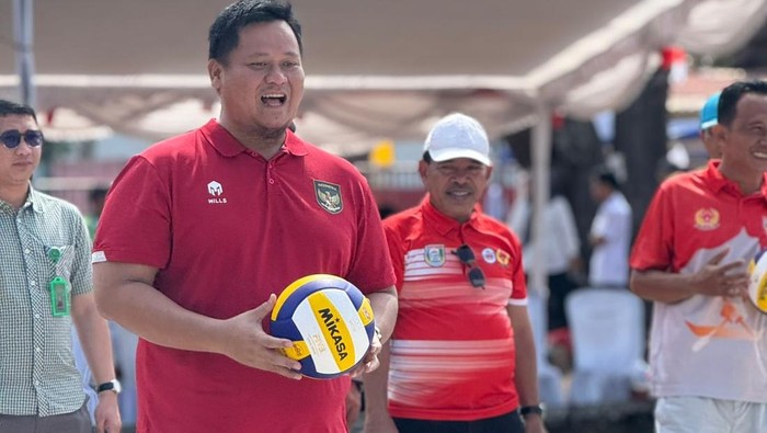 Sekda Banyuasin Erwin Ibrahim saat membuka turnamen bola voli antar OPD, Forkopimda dan Kecamatan di Banyuasin