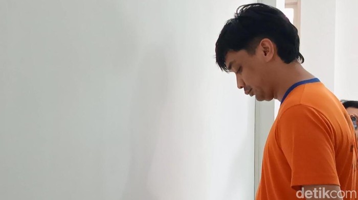 Sosok Faiz Brimob Gadungan yang melakukan penipuan mengenakan baju tahanan