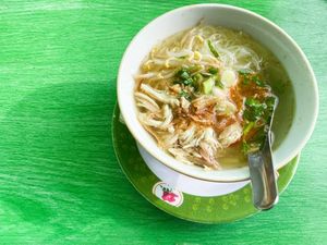 Resep Soto Ayam Semarang Berkuah Bening Segar untuk Sahur