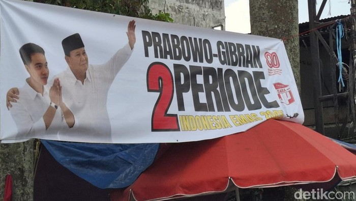 Spanduk Prabowo-Gibran 2 periode mulai bermunculan di Kota Jambi