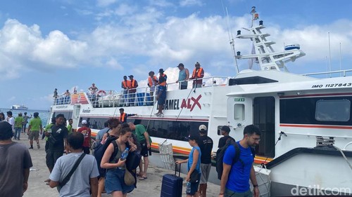 Suasana penyeberangan fast boat Bali-Lombok di Dermaga Rakyat Padangbai, Karangasem, Bali, Sabtu (9/8/2025). (I Wayan Selamat Juniasa)