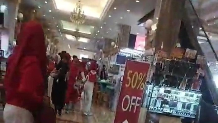 Tangkapan layar pengunjung Grand Mall Maros panik saat terjadi ledakan.