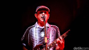 The Adams membuktikan status mereka sebagai band indie legendaris. Penampilan di The Sound Project Vol. 8 diwarnai pengakuan salah satu personel, Aryo, yang ternyata sedang sakit.