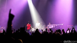Farid memberikan sentuhan khas pada lagu-lagu tersebut, menambah warna baru tanpa mengubah karakter asli musik The Adams. “Musik itu bukan cuma soal kita di atas panggung, tapi tentang berbagi energi. Malam ini kita berbagi energi untuk Aryo, supaya dia cepat pulih,” kata Farid disambut sorakan dan teriakan “semangat” dari penonton, yang seolah menyatu menjadi dukungan moral bagi Aryo.