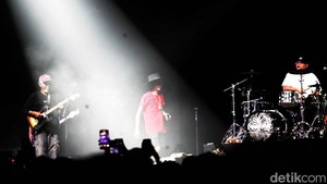 Sorakan terasa lebih kencang ketiga Farid ikut nyanyi bareng The Adams. Tanpa banyak basa-basi, Farid langsung bergabung mengisi vokal di beberapa lagu. 