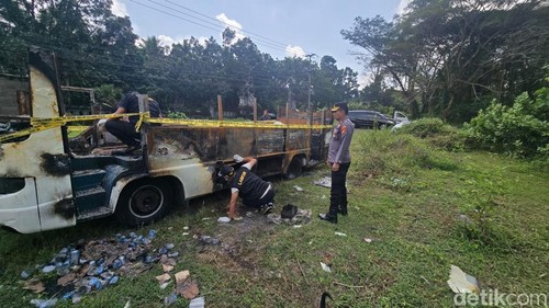 Tim Labfor Polda Bali memeriksa bus yang terbakar di wilayah Manggis, Minggu (10/8/2025).