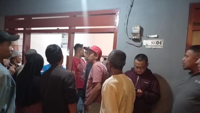 TKP rumah pria Malang yang ditemukan tewas gantung diri.