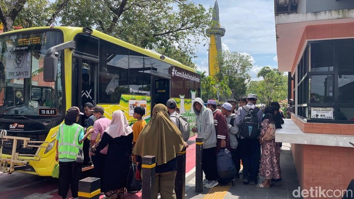 Trans Banjarbakula yang melayani Banjarmasin dan sekitarnya.