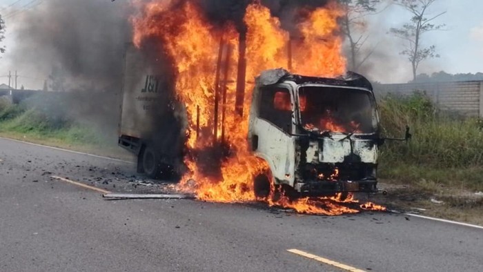 truk eskpedisi terbakar di Belitung Timur