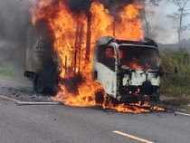 Mobil Ekspedisi Ludes Terbakar di Negeri Laskar Pelangi