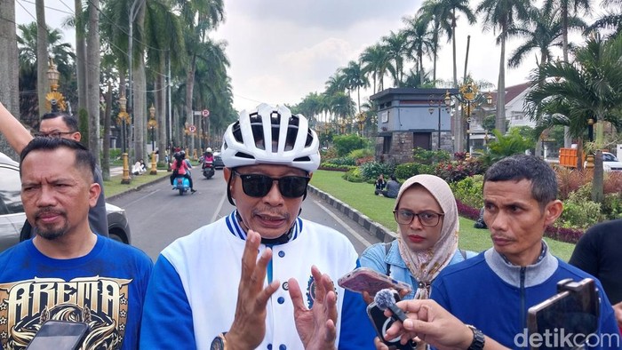 Wali Kota Malang Wahyu Hidayat saat diwawancarai awak media di Jalan Ijen, Kota Malang