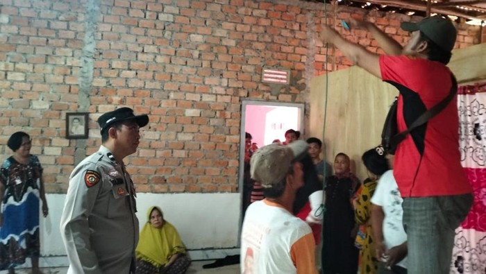 Warga dan polisi melepas tali yang digunakan wanita di OKI untuk gantung diri.