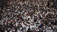 Ribuan jemaah dari luar Jakarta itu hadir bersama rombongan berbagai daerah, seperti Tegal, Cirebon, Solo, Purwakarta, Pemalang, Pekalongan hingga Boyolali.