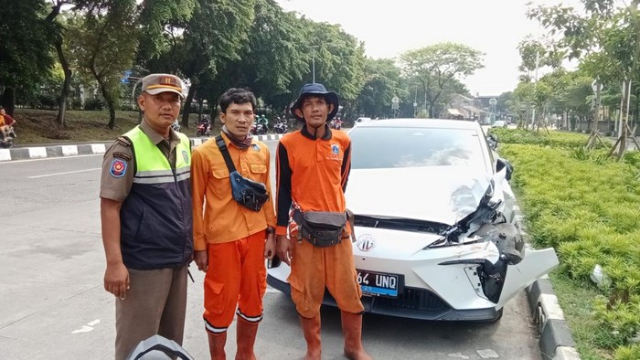 2 anggota PPSU di Jaksel ditabrak mobil listrik