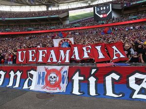 Spanduk UEFA Mafia Hiasi Community Shield