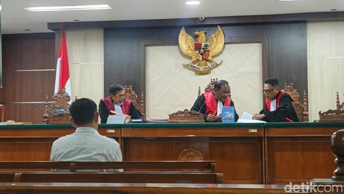 Mantan Ketua KONI Kota Makassar, Ahmad Susanto saat menjalani sidang putusan dalam kasus dugaan korupsi dana hibah Rp 5,8 miliar.