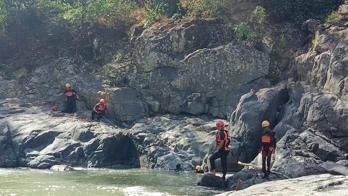 Muhammad Aril (22) hilang terbawa arus saat berwisata di air terjun Mangampa, Maros. Tim SAR terus mencari dengan membagi menjadi tiga kelompok.