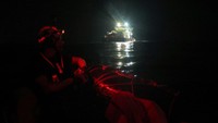 Kru kapal bekerja cepat mengevakuasi migran dari laut ke kapal penyelamat. REUTERS/Louisa Gouliamaki